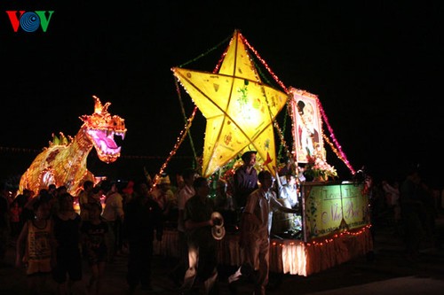 Lantern parade celebrates mid-autumn festival  - ảnh 1